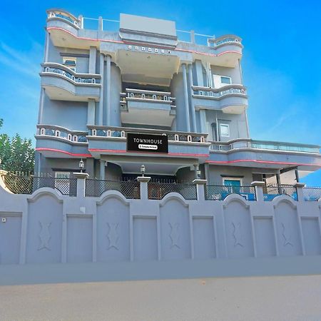 Super Townhouse Vijay Khand Gomti Nagar Lakhnau Kültér fotó